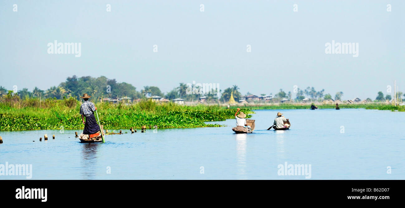 Tre Birmani su barche sul Lago Inle, MYANMAR Birmania, Sud Est asiatico Foto Stock