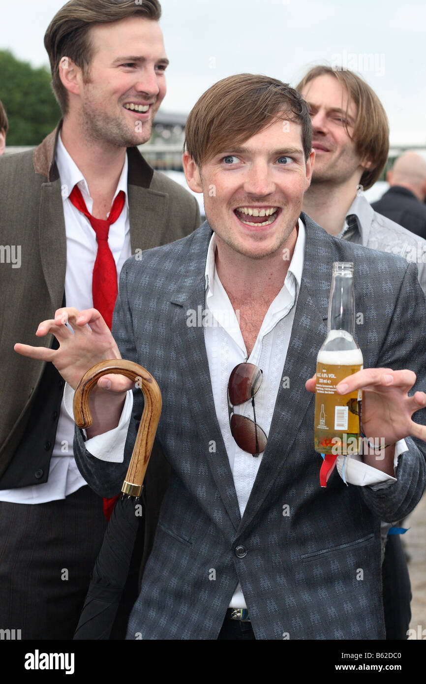 La sensazione pop band group lead singer Dan Gillespie vende sorridente al Glastonbury festival Giugno 2008 Foto Stock