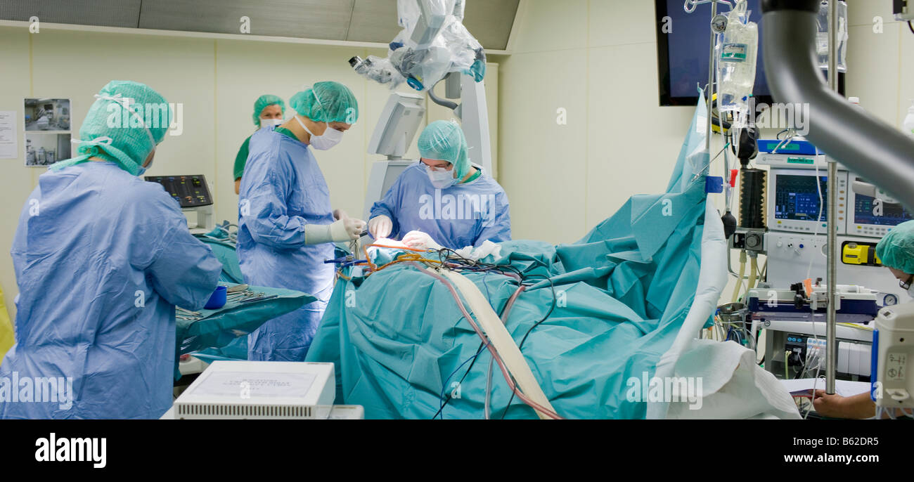Neurochirurgia rimuovendo una benigna tumore al cervello, Reykjavik, Islanda Foto Stock