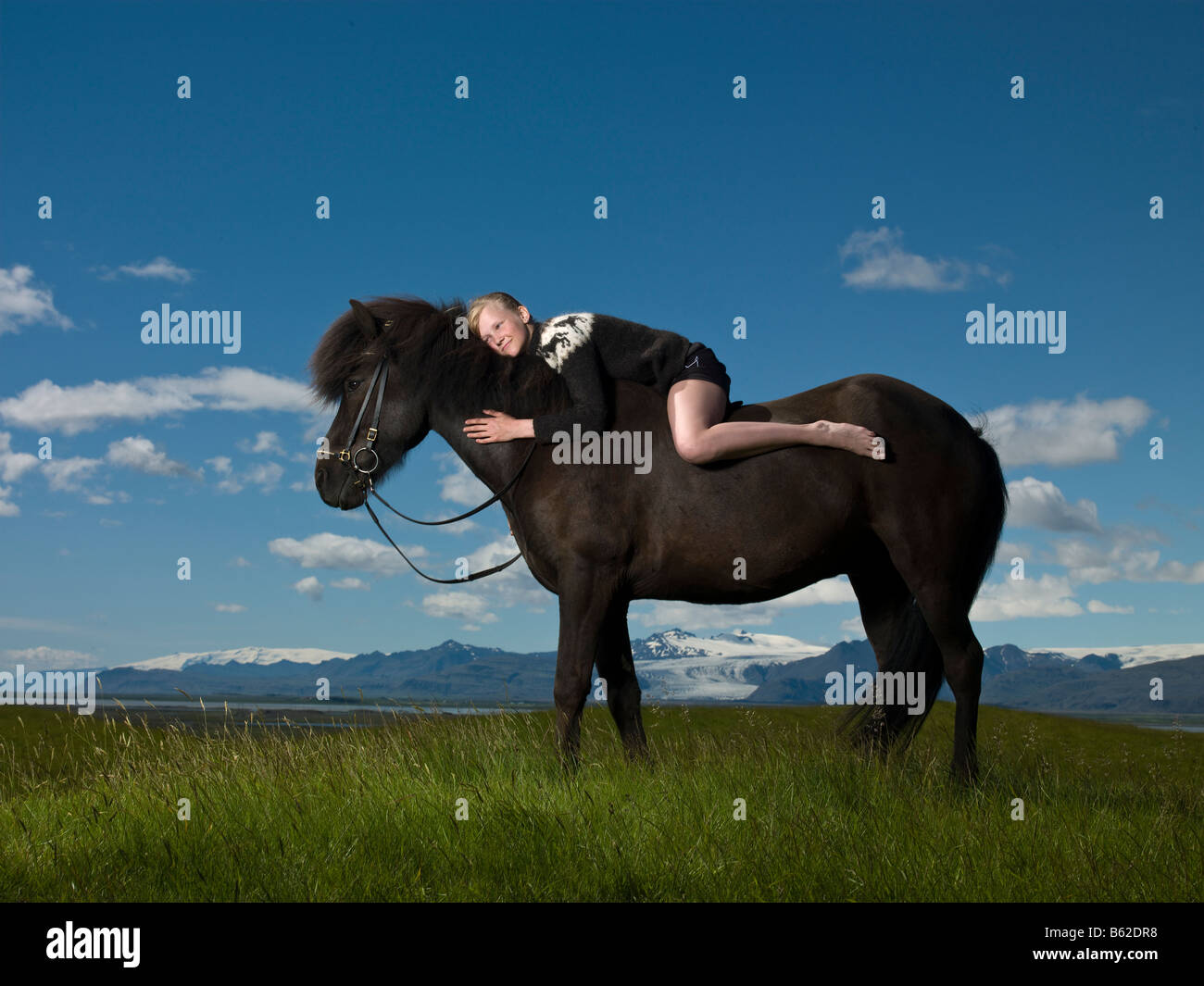Ragazza giovane bareback sul suo cavallo, Hofn, Hornafjordur fiordo Islanda Orientale Foto Stock