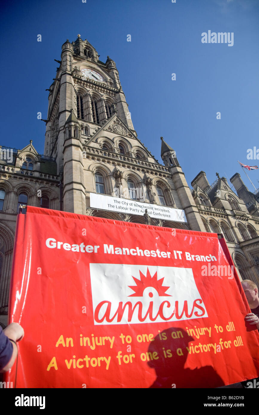 Unione Amicus Banner al di fuori di Manchester Town Hall, England, Regno Unito Foto Stock
