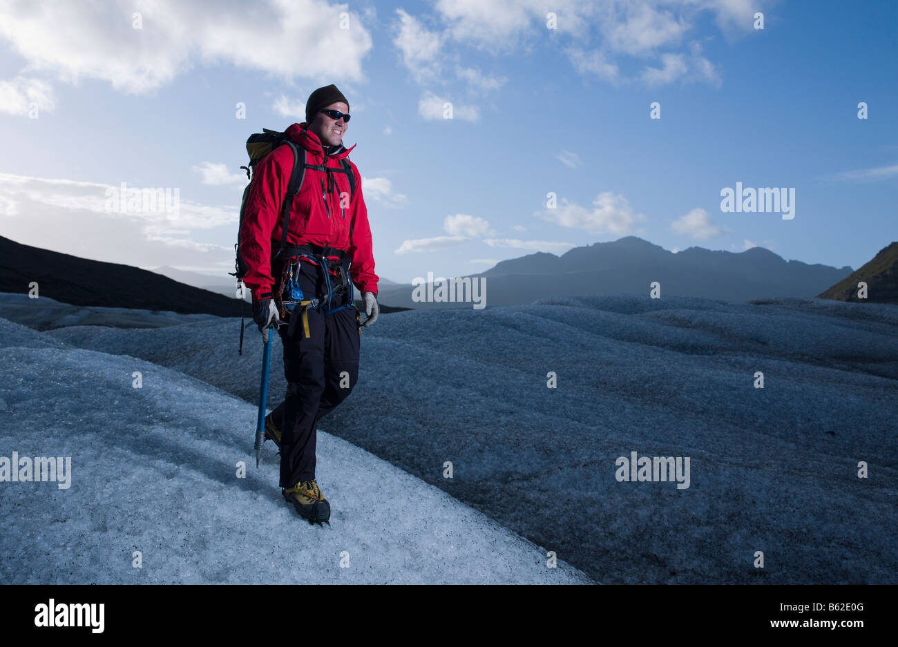 Escursionismo su ghiacciaio Svinafellsjokul, Islanda Orientale Foto Stock