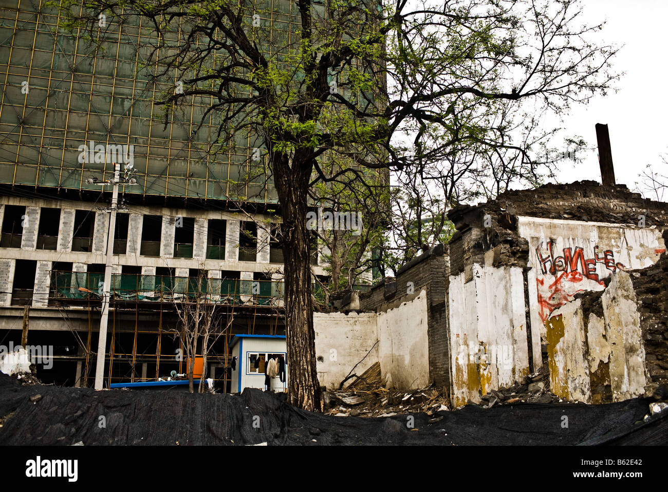 I resti di un distrutto hutong vicino a un grande edificio sito a Beijing in Cina nel mese di aprile 2008 Foto Stock