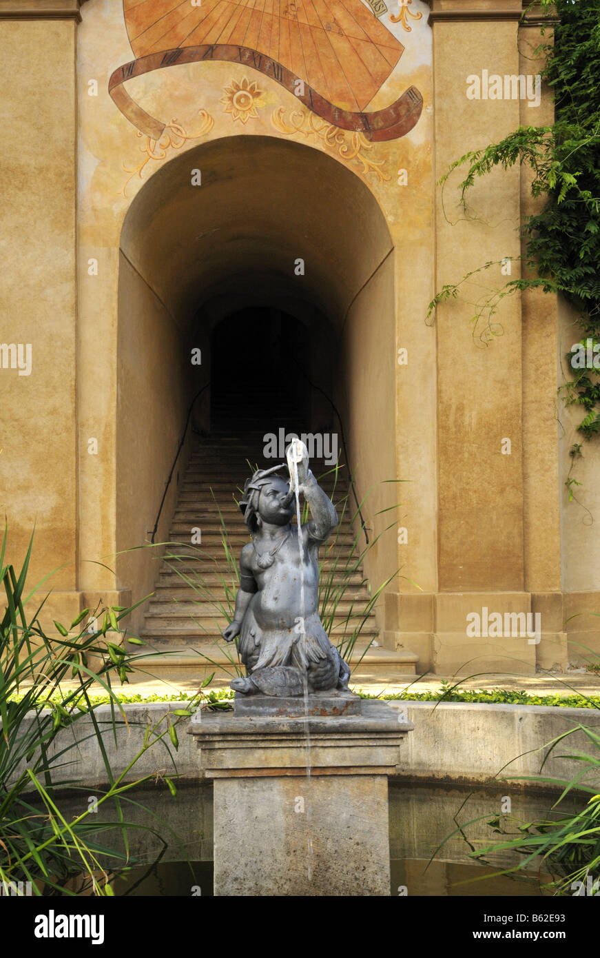 Statuaria classica e fontana nel Giardino Palffy di Praga Foto Stock
