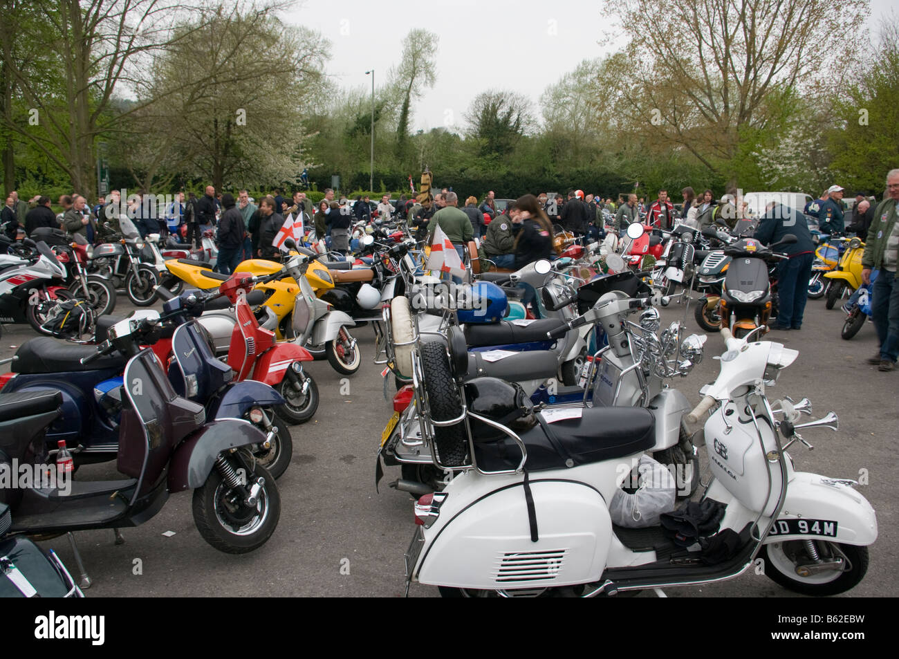 Scooters e motocicli in un Rally Box Hill Dorking Surrey Foto Stock