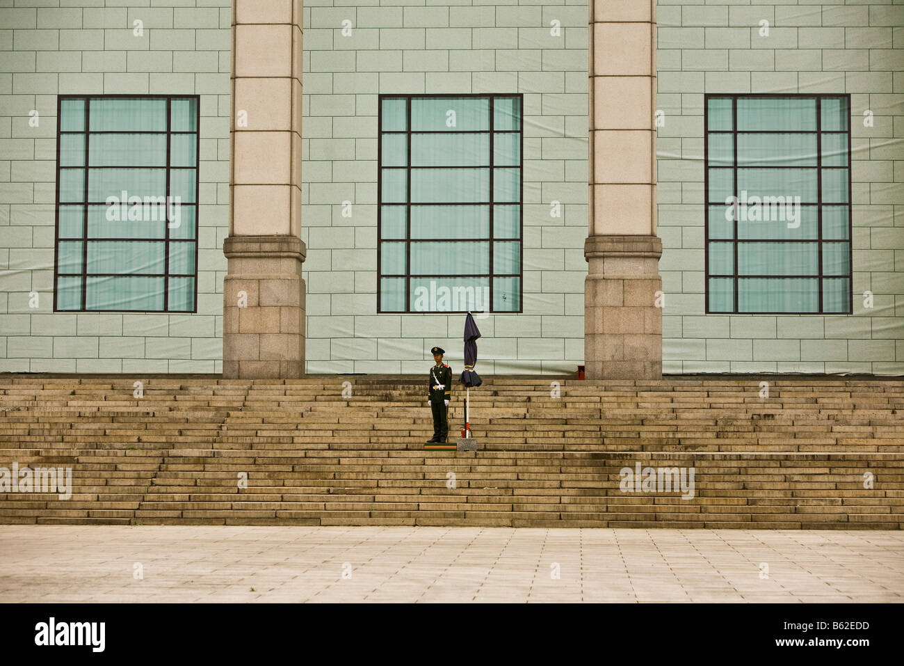 Un soldato sta di guardia di fronte ad un edificio che mostra il conto alla rovescia per il 2008 Olimpiadi di estate a Pechino in Cina Pechino Foto Stock