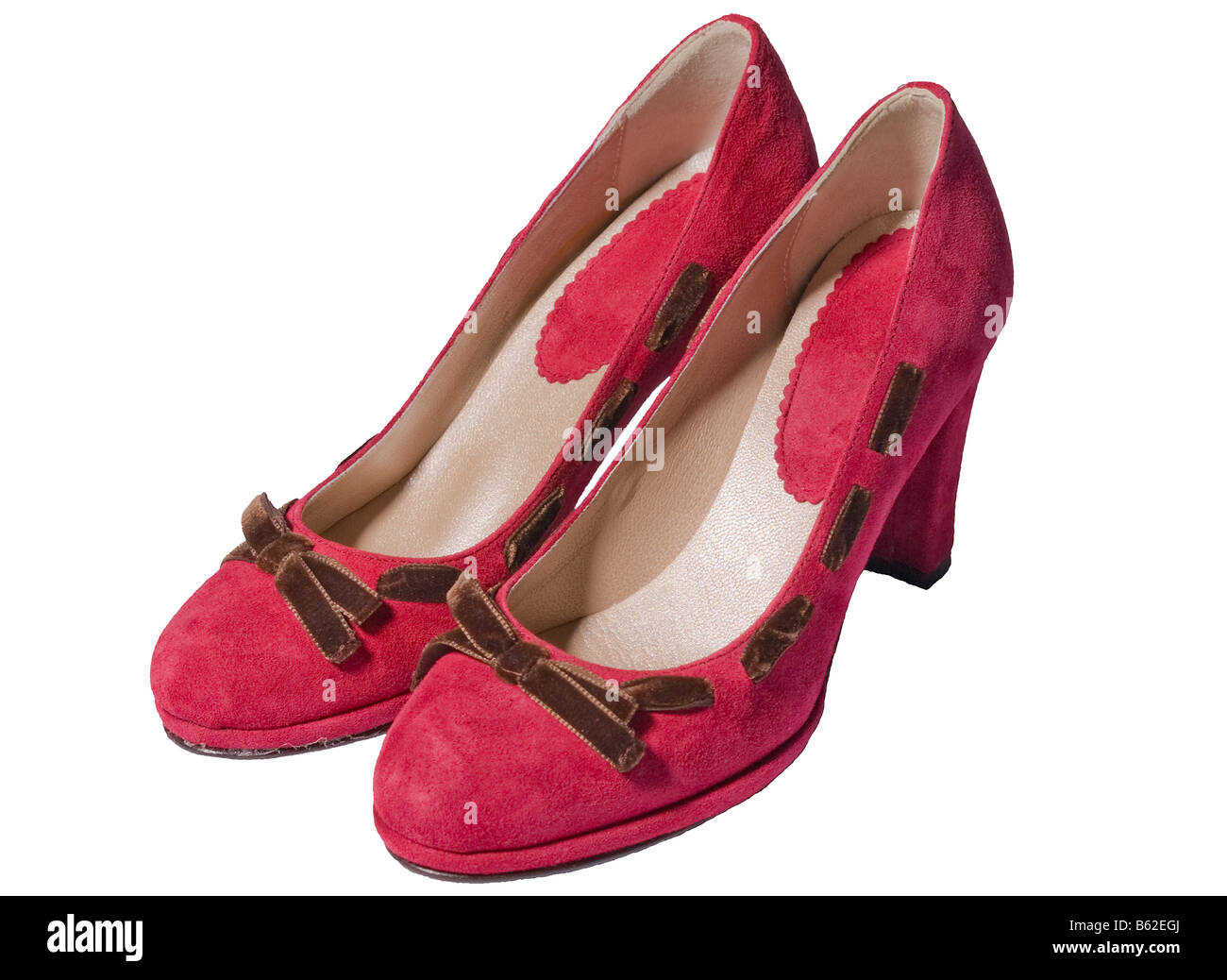 Rosso scarpe in pelle scamosciata marrone con fiocchi di velluto e rivestimento tacchi alti isolati su bianco con tracciato di ritaglio Foto Stock