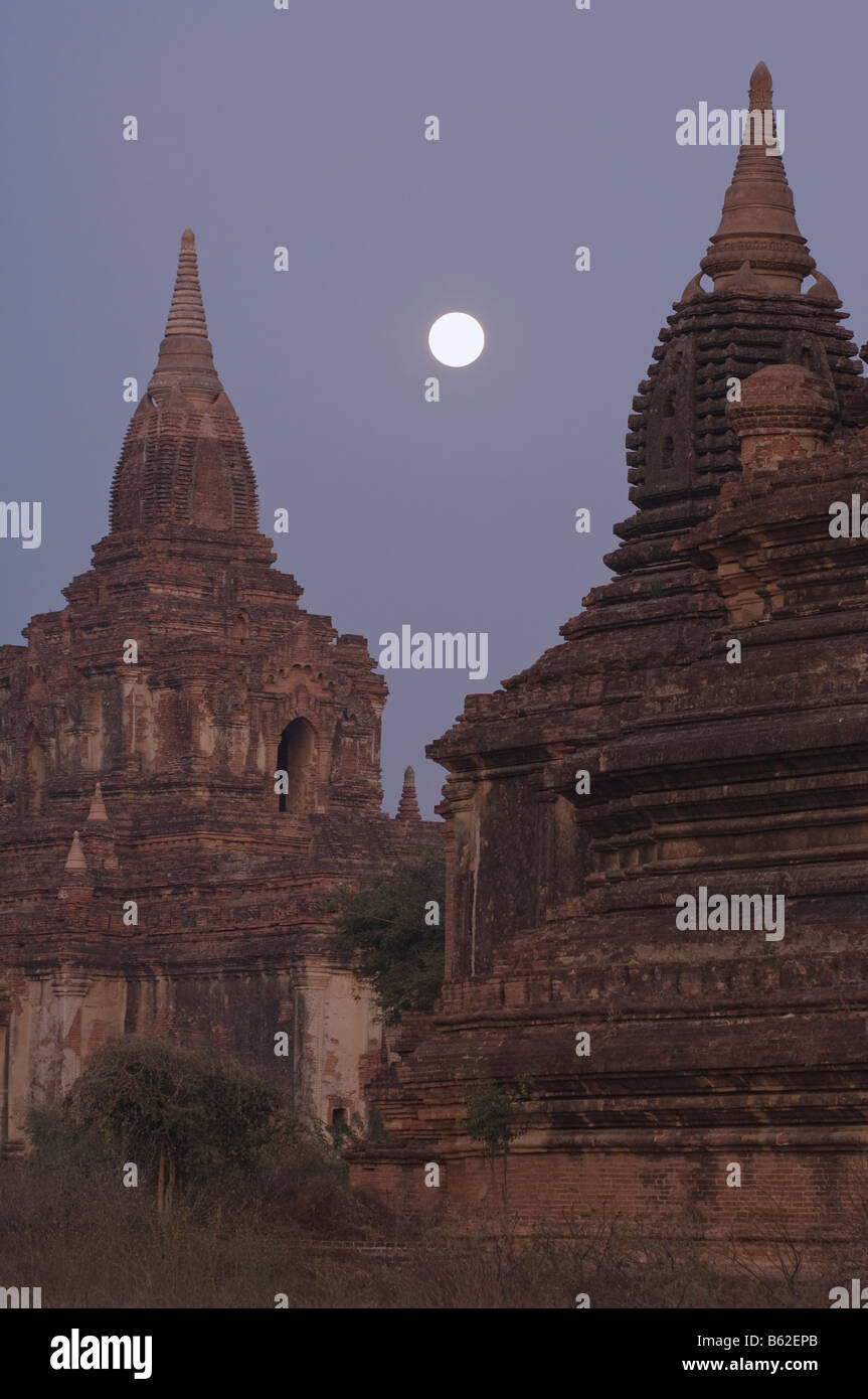 Luna piena impostazione su Bagan Foto Stock