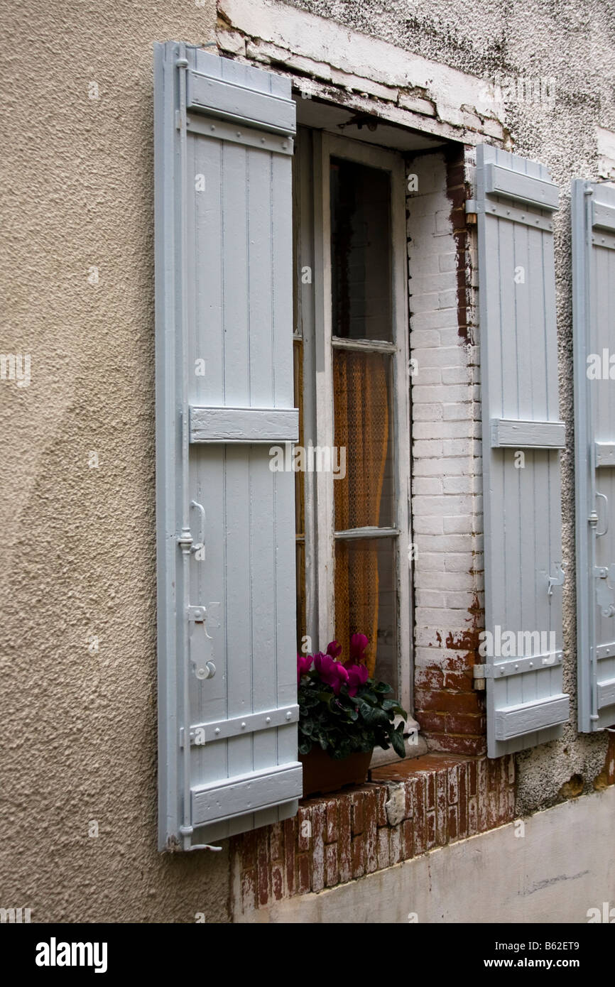 Persiane francesi, Eauze - Gers, Francia meridionale Foto stock - Alamy