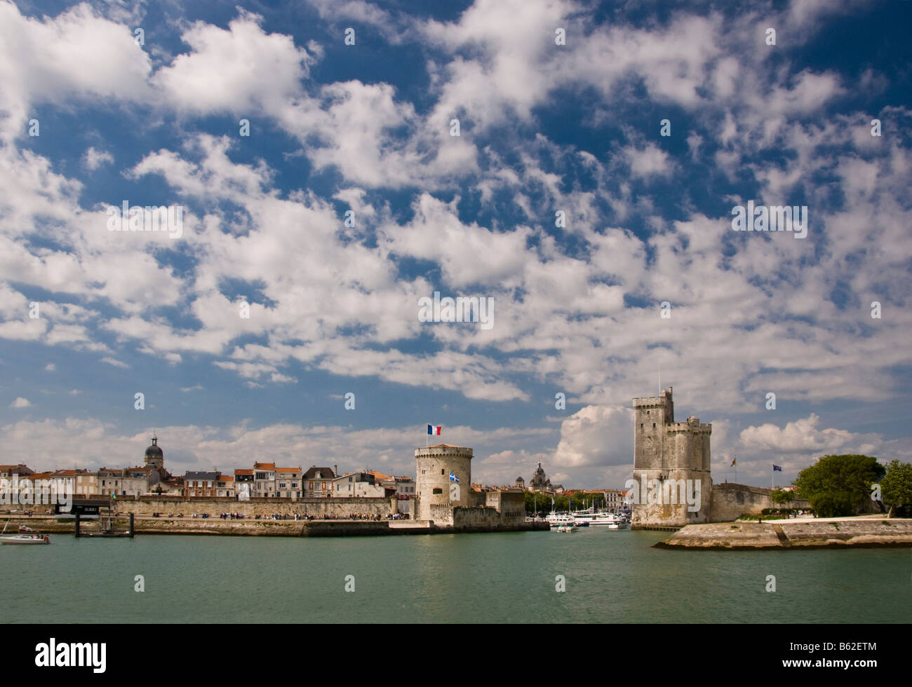 Le torri di La chaine e San Nicola all'ingresso del porto antico di La Rochelle Charente Maritime Francia Foto Stock