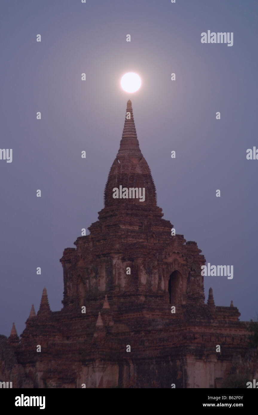 Luna piena impostazione su Bagan Foto Stock