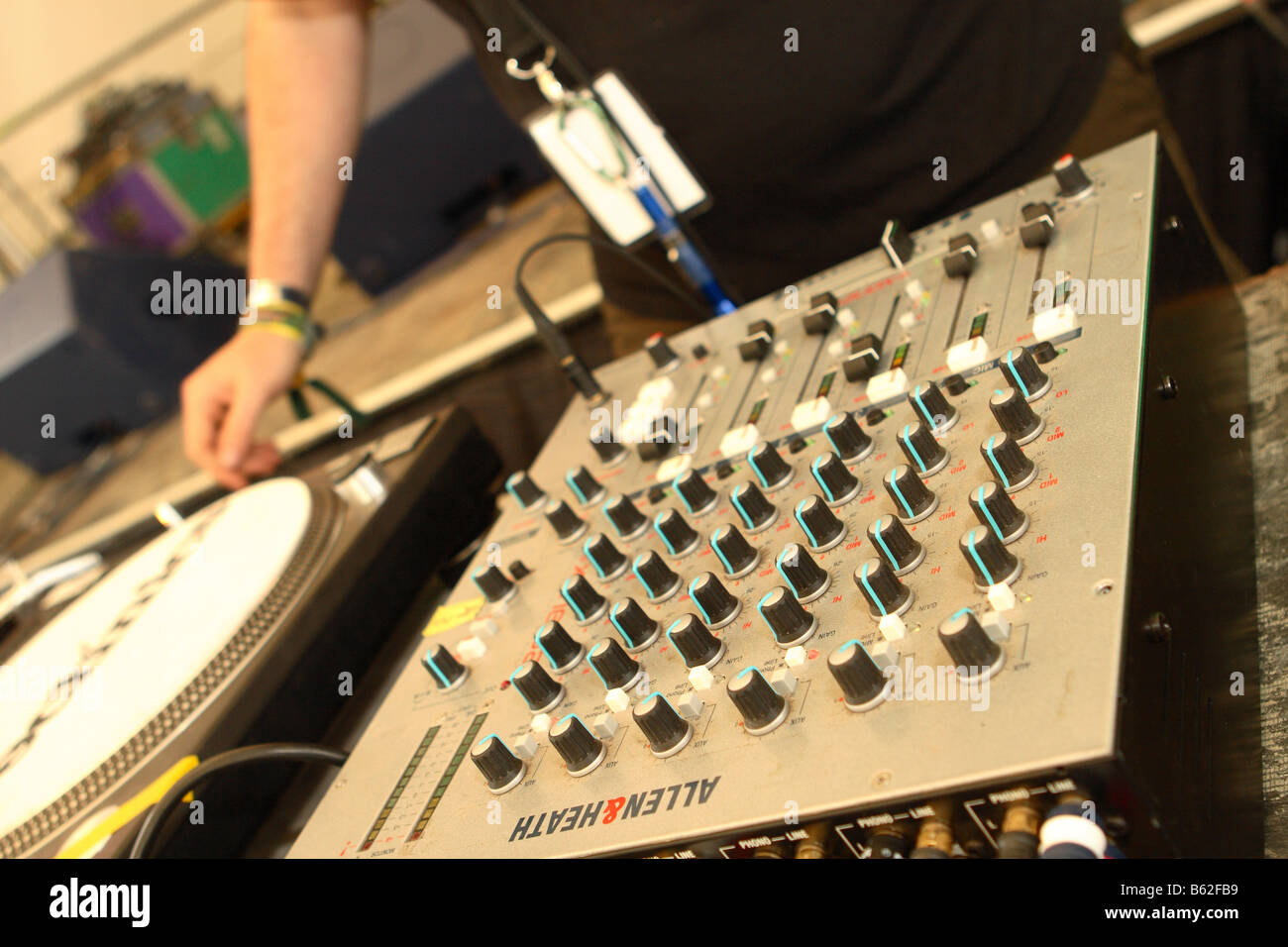 DJ di missaggio del suono di sistema scrivania a rave musica pop concert gig Foto Stock