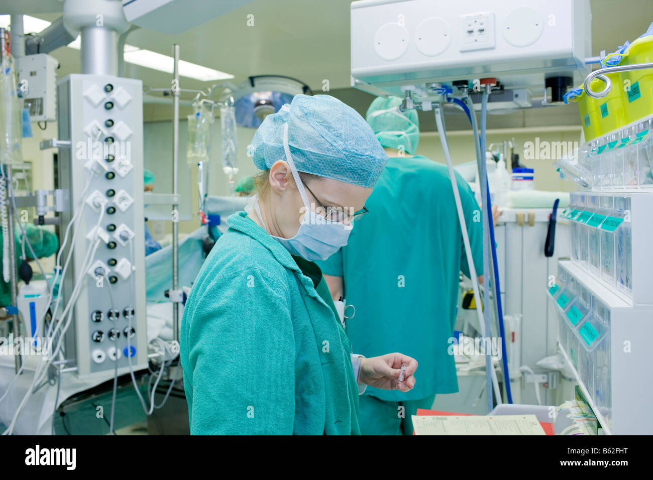 Infermiere chirurgico preparazione di medicinali necessari durante la neurochirurgia per rimuovere tumori benigni tumore al cervello, Reykjavik, Islanda Foto Stock