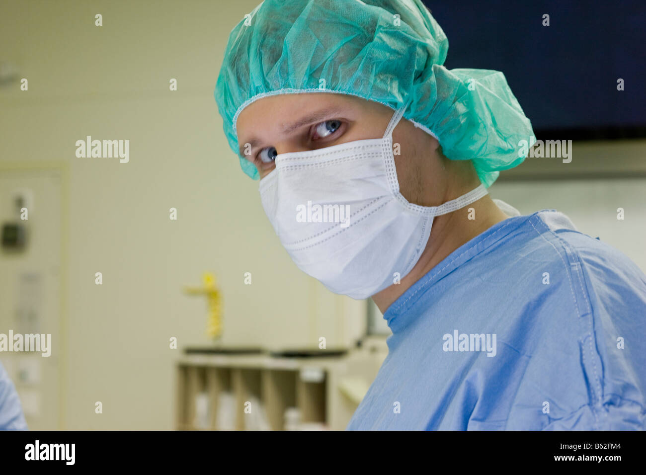 Neurochirurgo rimuovendo una benigna tumore al cervello, Reykjavik, Islanda Foto Stock