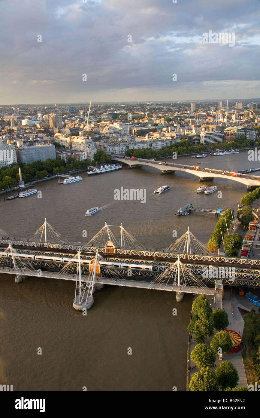 Il Hungerford Bridge Golden Jubilee Bridge e Waterloo ponte che attraversa il fiume Tamigi nella città di Londra Inghilterra Foto Stock