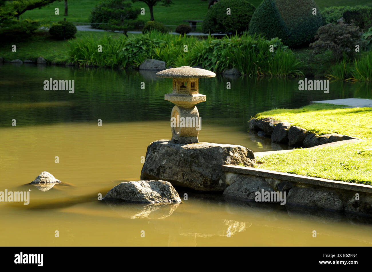 Lago e lanterna asiatici nel giardino giapponese,Seattle, Washington, STATI UNITI D'AMERICA,US,l'America del nord, Foto Stock