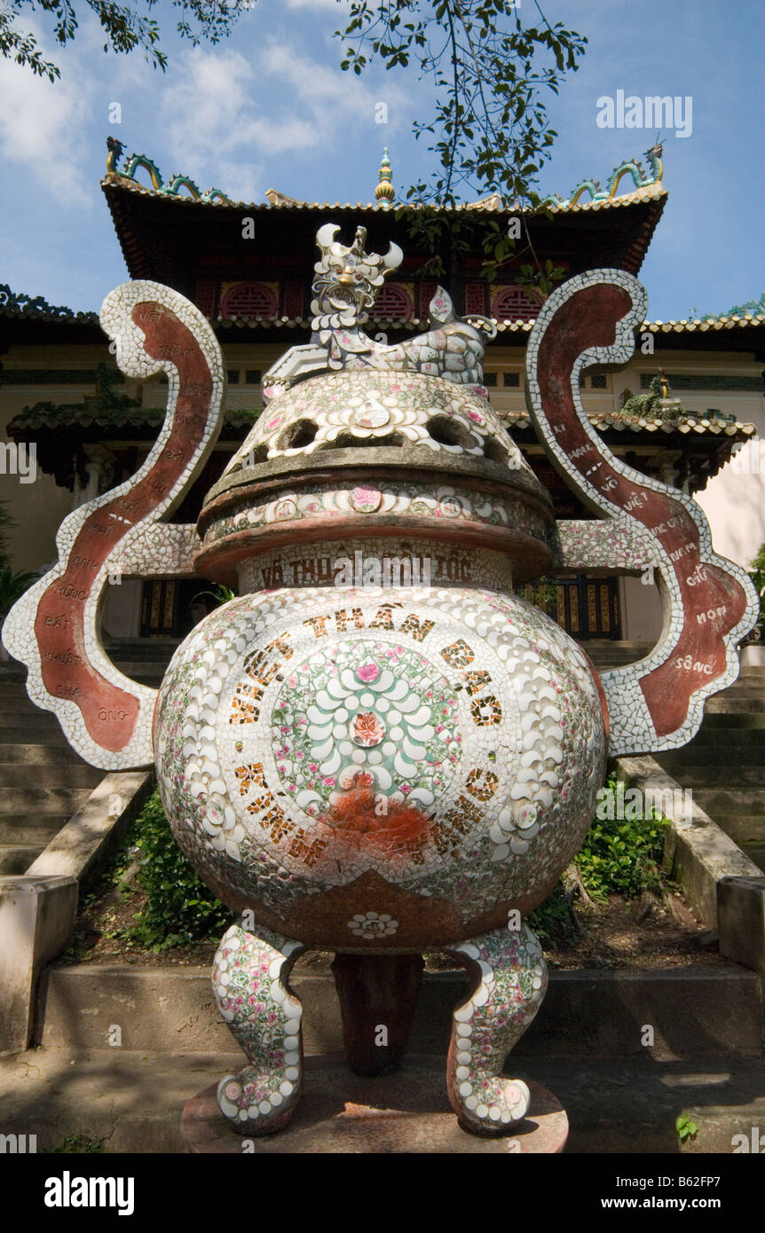 Grande piscina mosaico che copre un'urna composto da materiali riciclati stoviglie presso il tempio del Re Hung Vuong, Ho Chi Minh City, Vietnam Foto Stock