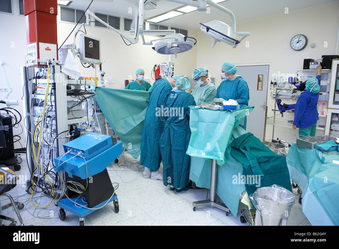 Il team chirurgico di eseguire cuore chirurgia di bypass, Reykjavik, Islanda Foto Stock