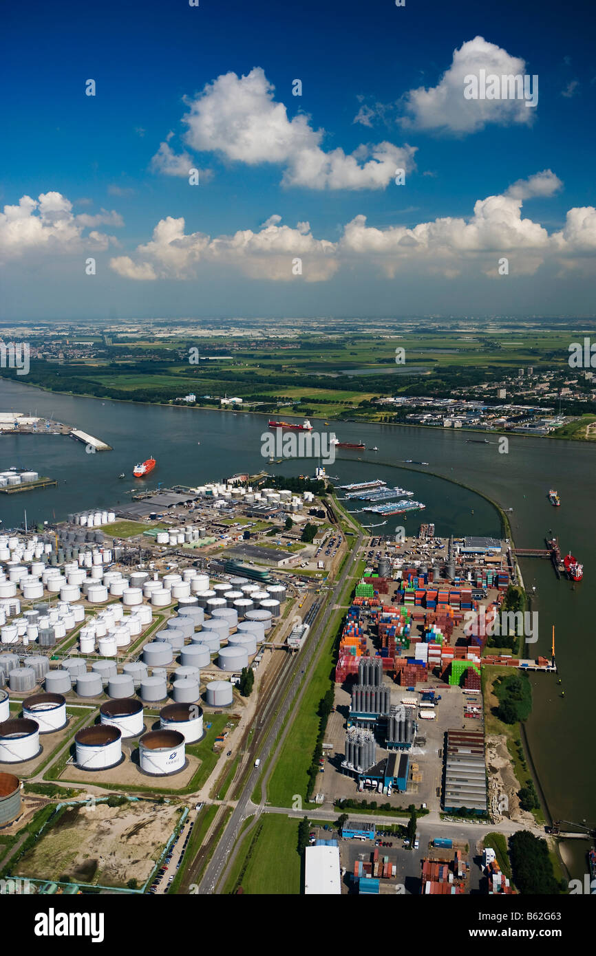 Holland Zuid Holland porto di Rotterdam di portacontainer e olio di antenna di storage Foto Stock