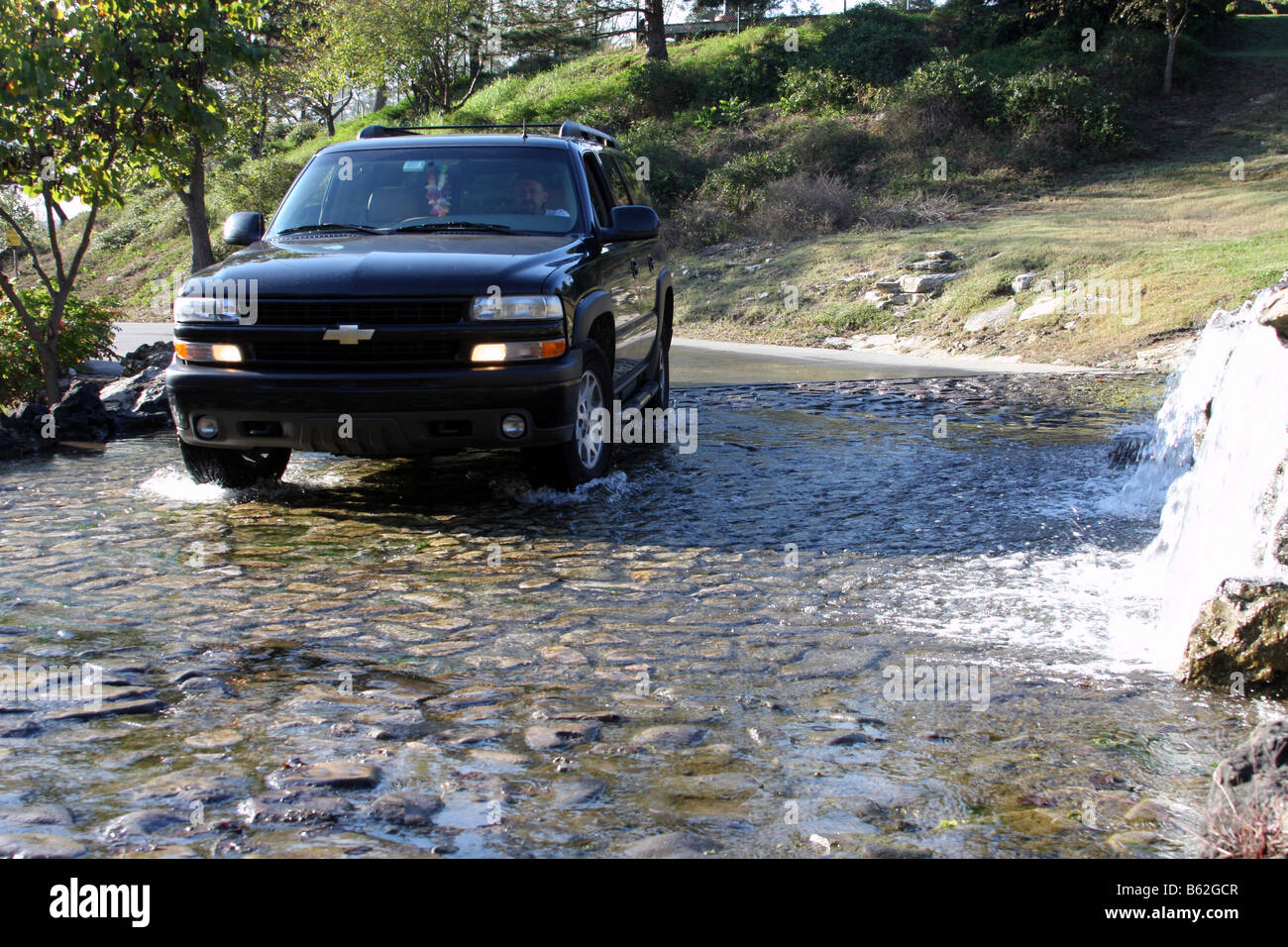 Una strada costruita dove le automobili hanno bisogno di guidare attraverso il flusso di acqua che scorre verso il basso di una cascata e attraversata la strada del Missouri Foto Stock