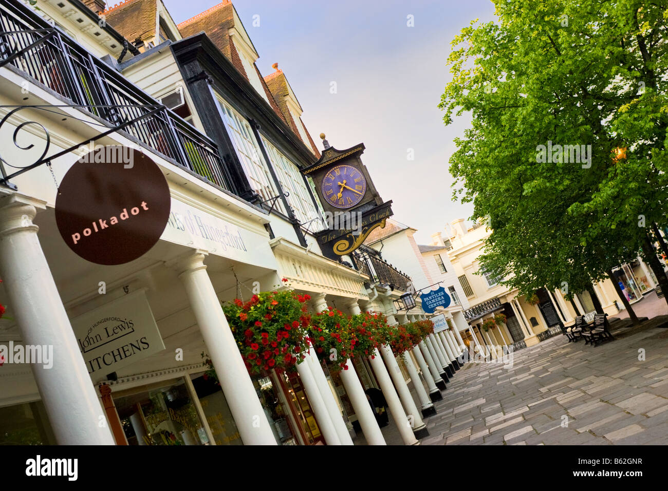 Il Pantiles passeggiate superiore a Royal Tunbridge Wells, Kent, Inghilterra, Regno Unito alla sera Foto Stock
