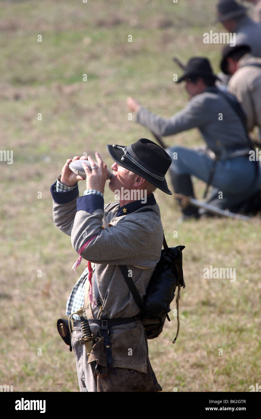 Soldato confederato per avere un drink di acqua da una mensa in battaglia nella guerra civile rievocazione storica presso la casa di Wade Foto Stock