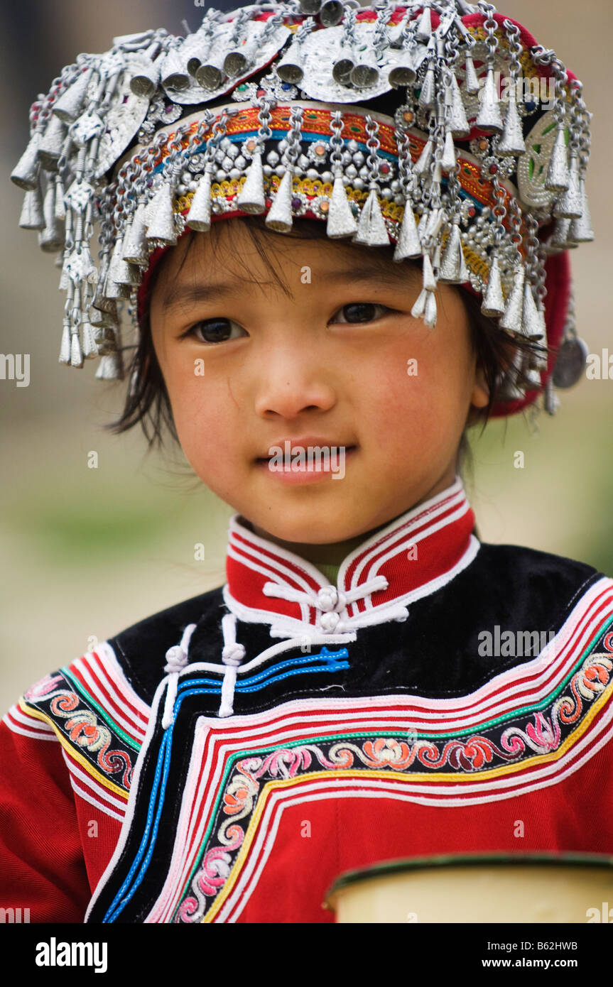 Cina Yunnan Yuanyang ragazza di minoranza in costume Foto Stock