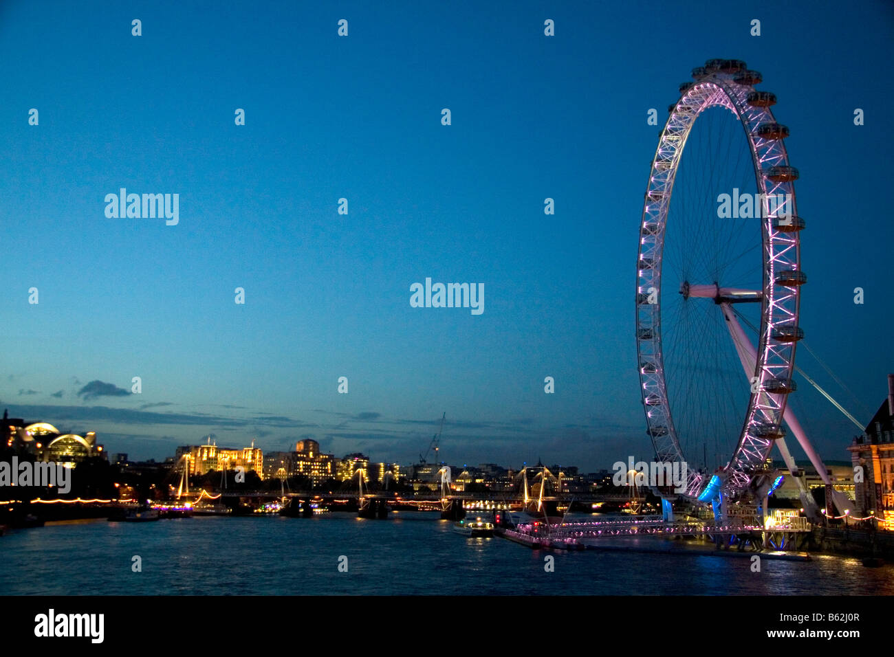 Il London Eye di notte lungo il fiume Tamigi a Londra Inghilterra Foto Stock