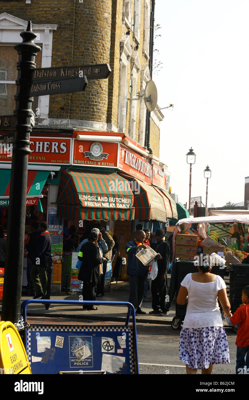 Dalston Kingsland su un affollato sabato mattina, Eastend, Londra, Inghilterra, Regno Unito. Foto Stock