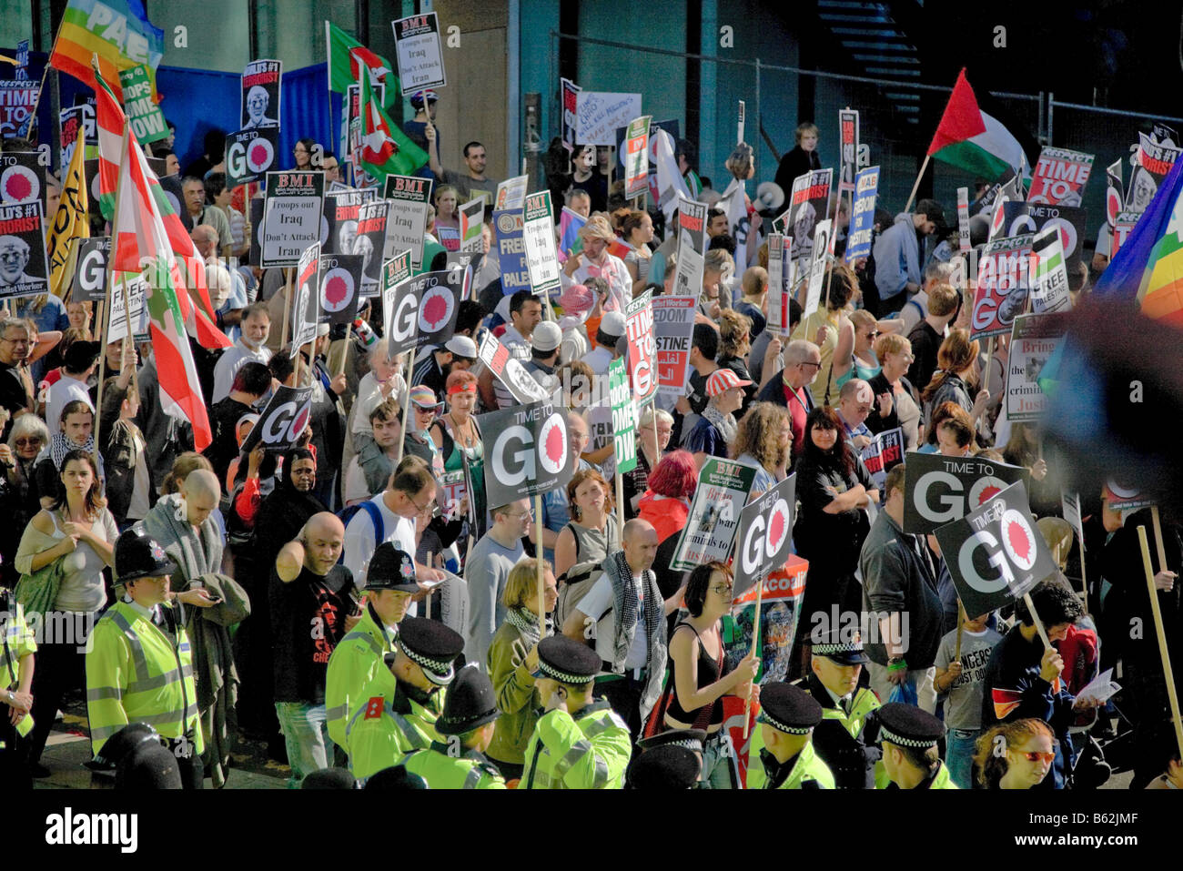 Cooperazione di polizia e manifestanti alla Marcia per la pace, Manchester REGNO UNITO Foto Stock