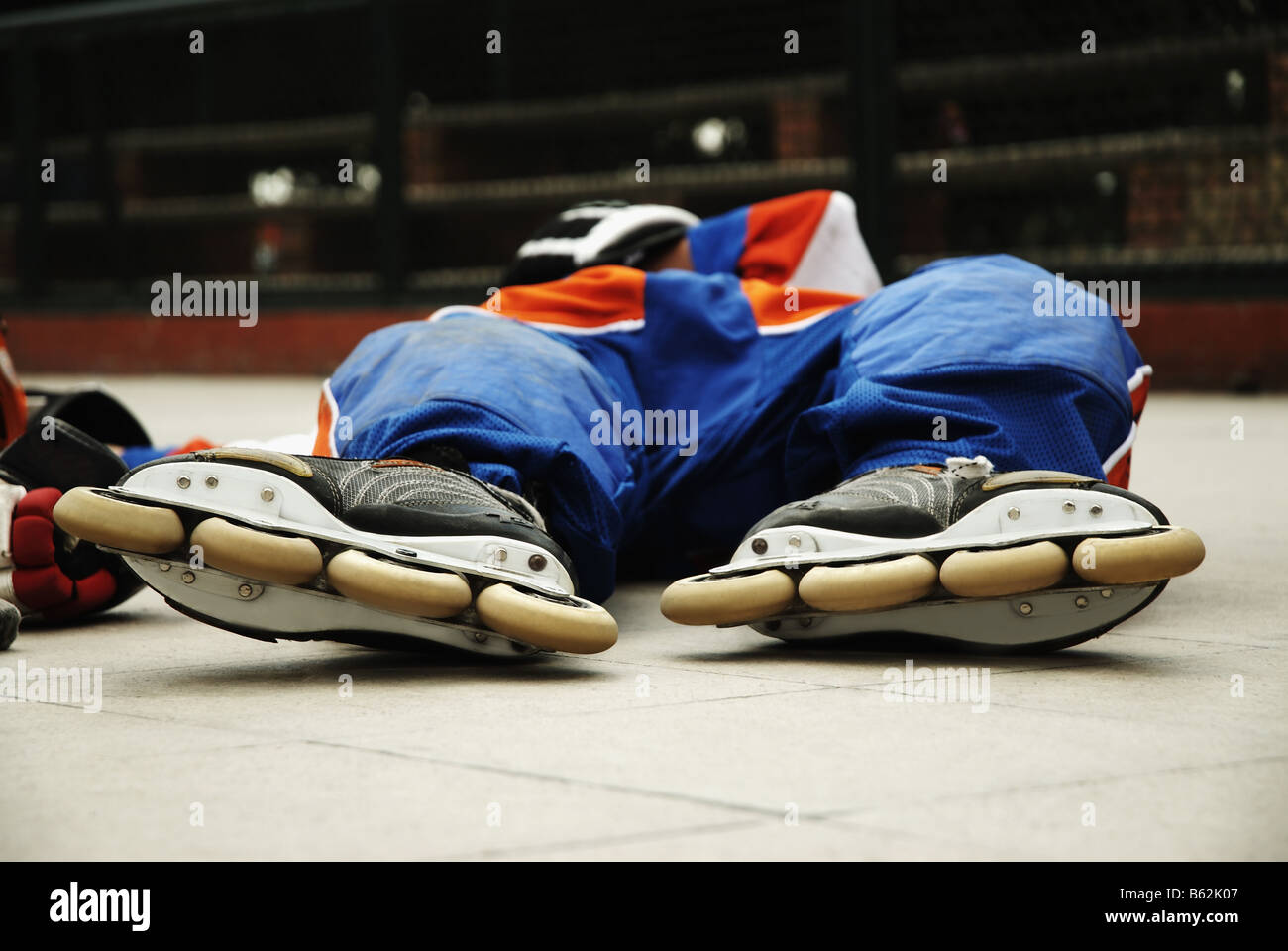 Hockey su ghiaccio giocatore sdraiato Foto Stock