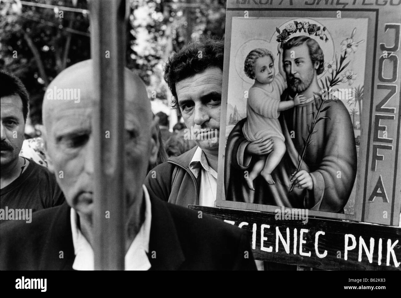 Pellegrini prepararsi a lasciare la chiesa di Maria della Tomba La festa dell'Assunzione, Kalwaria Paclawska, Polonia Foto Stock
