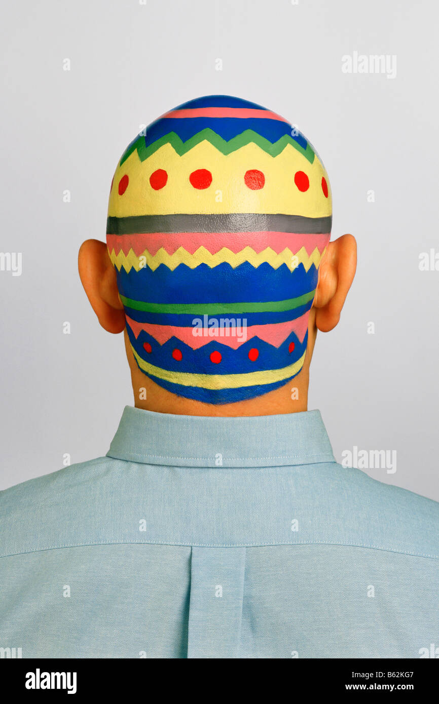 Vista posteriore di un uomo con la sua testa verniciato Foto Stock