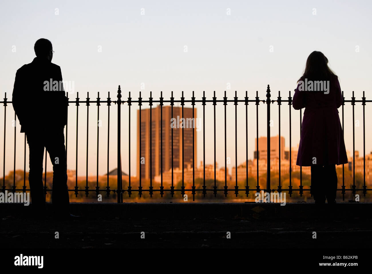 Silhouette di un uomo e di una donna in piedi, Central Park, Manhattan, New York City, nello Stato di New York, Stati Uniti d'America Foto Stock