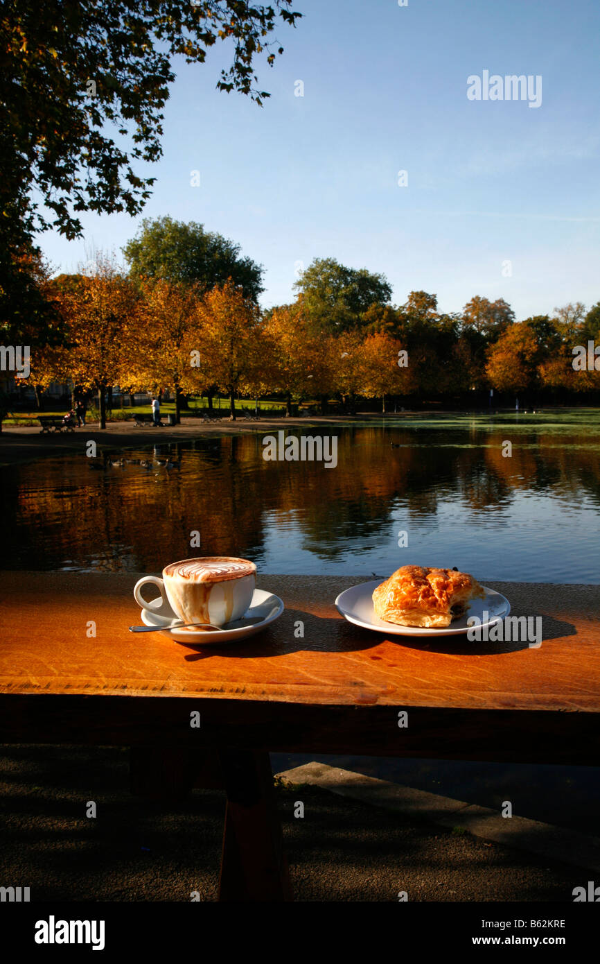 La vista dal padiglione Cafe al lago nel Victoria Park, Hackney, Londra Foto Stock