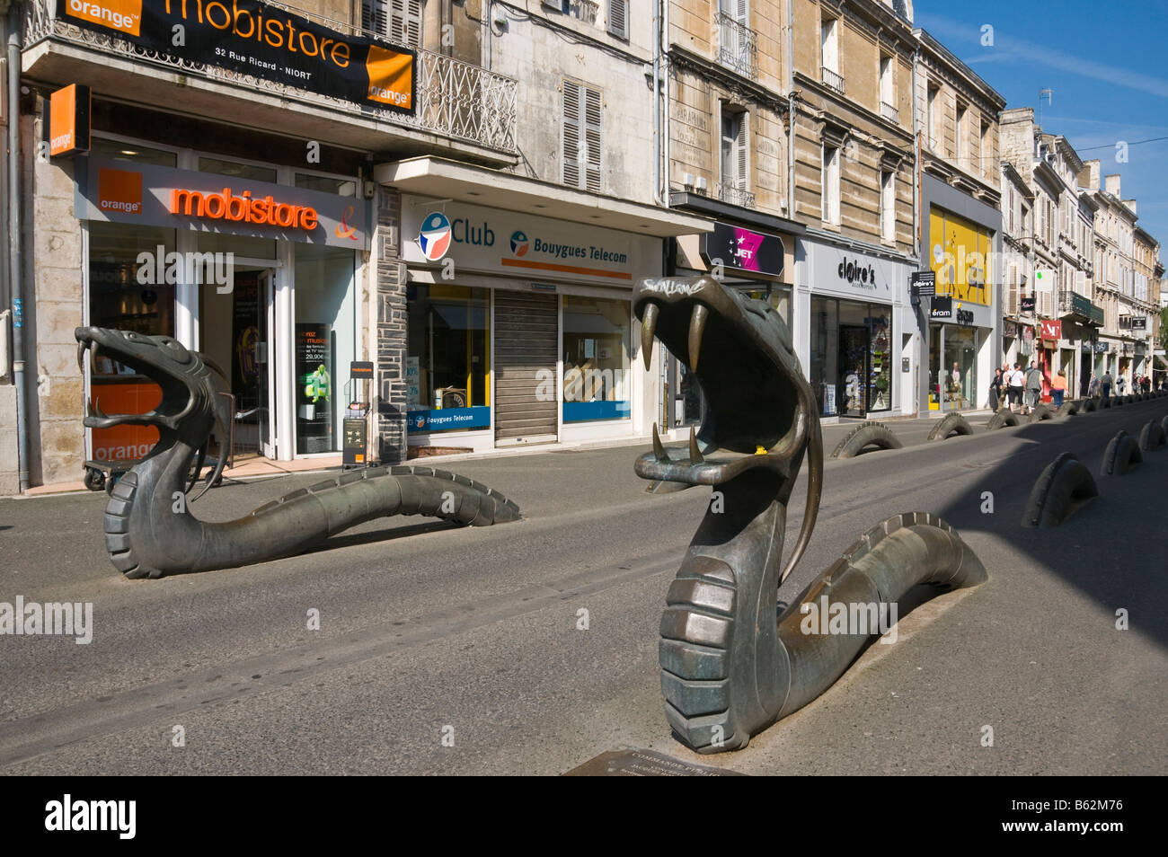 I draghi di bronzo di marcatura i bordi della strada in una strada dello shopping di Niort Deux Sèvres Francia Foto Stock