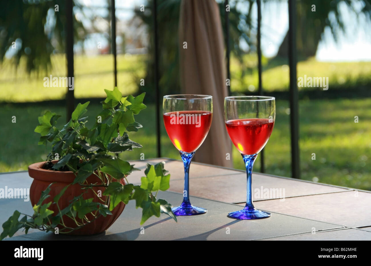 2 bicchieri di vino, tavolo con vista sul mare, l'impostazione di umore romantico, romanticismo fuori le porte Foto Stock