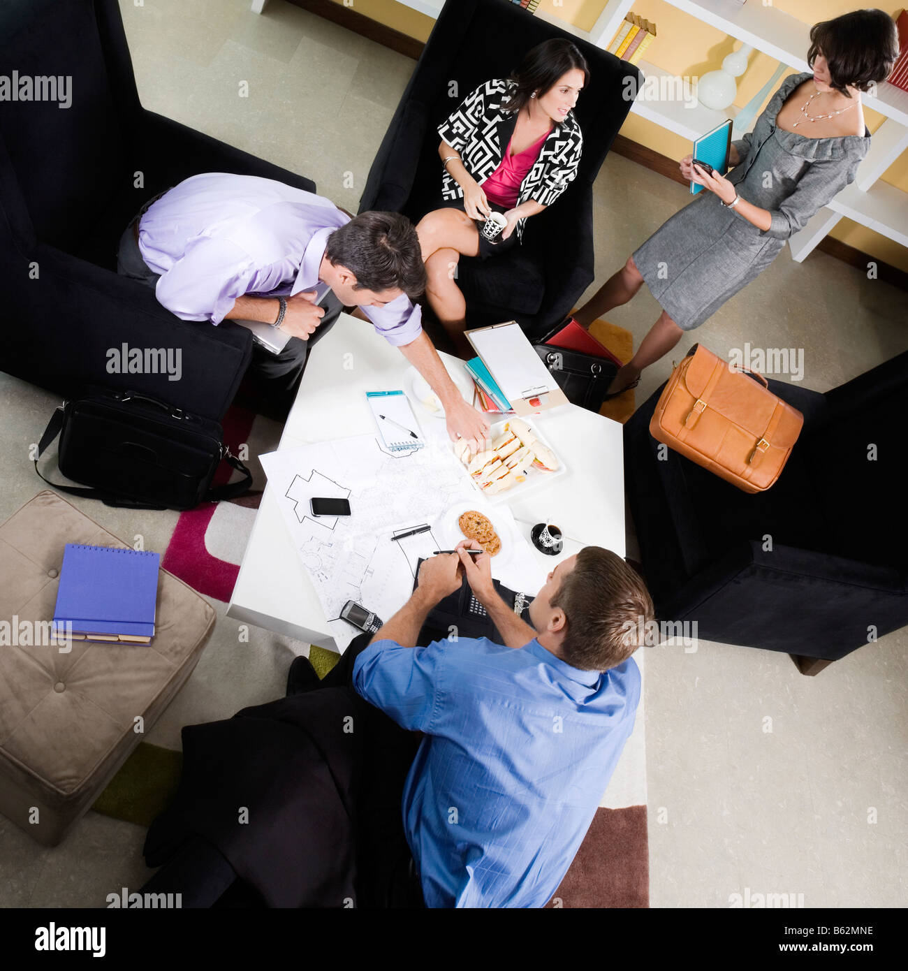 Angolo di alta vista di dirigenti aziendali discutendo Foto Stock