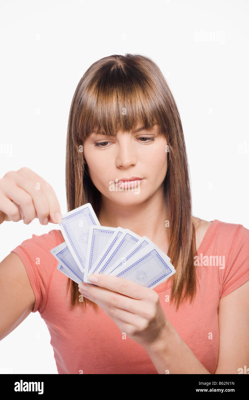 Close-up di una giovane donna di carte da gioco Foto Stock