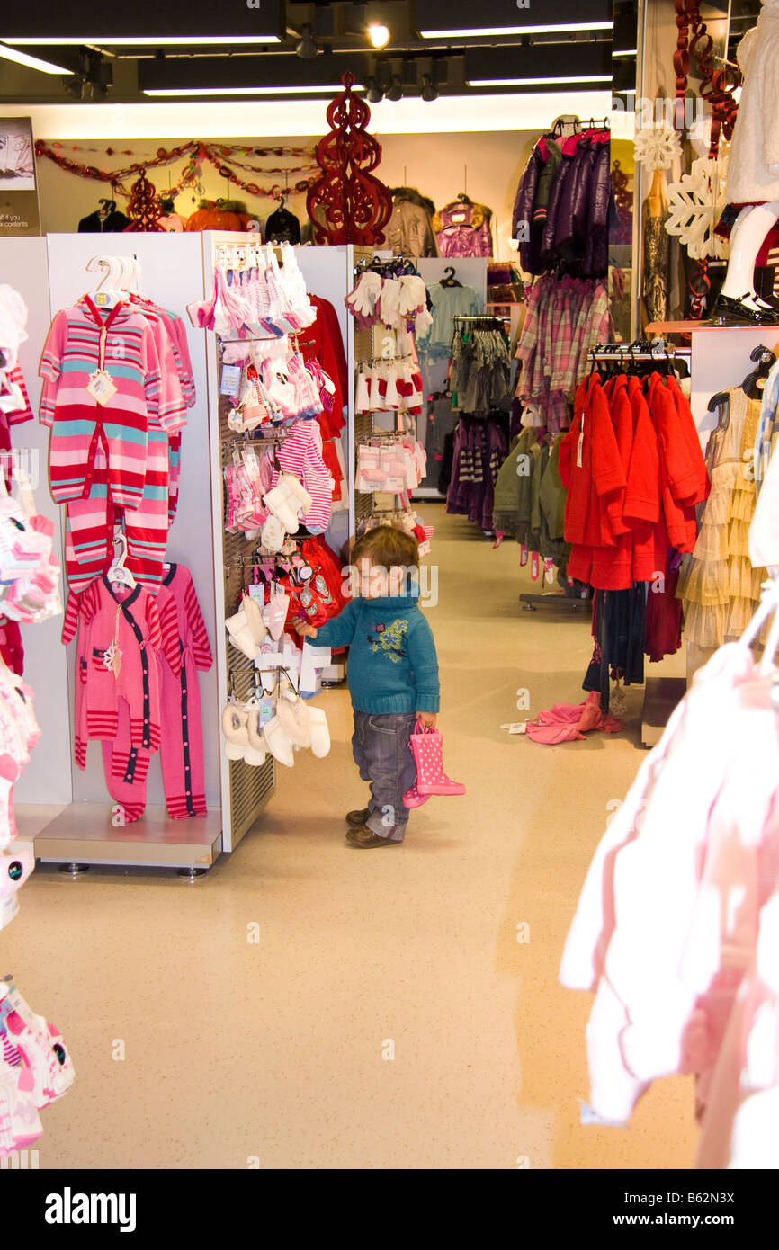 Bimbo Baby girl carrello a super store per wellies stivali fetish in scarpe  Foto stock - Alamy