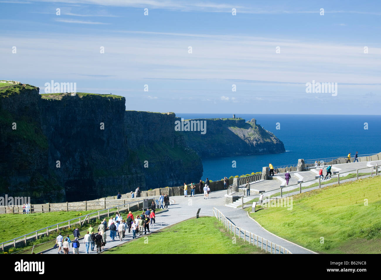 I visitatori al Cliffs of Moher Co Clare Irlanda Foto Stock