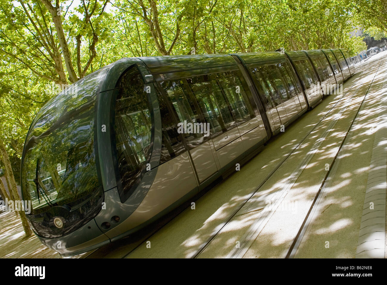 La funivia si muove su un tram, Bordeaux, Aquitaine, Francia Foto Stock