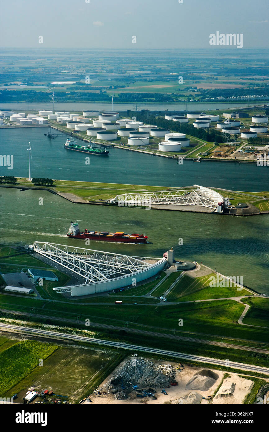 Paesi Bassi, Rotterdam, Porto. Tempesta barriera di sovratensioni nel fiume De Nieuwe Waterweg. Olio sNetherlands, Rotterdam, chiuso Storm Surg Foto Stock