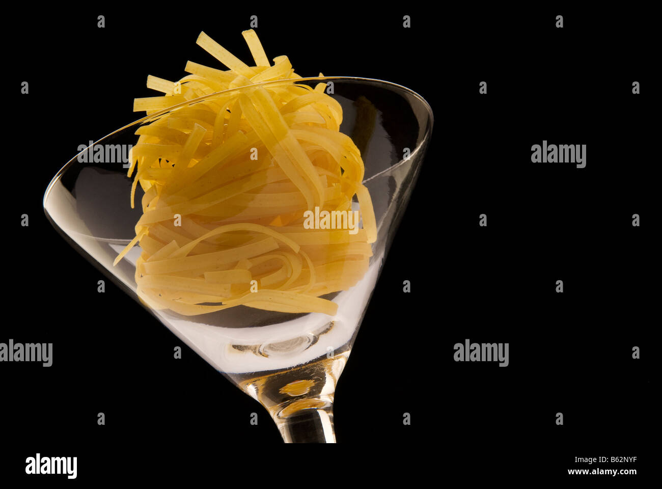 Tagliatelle in una coppetta Martini Foto Stock