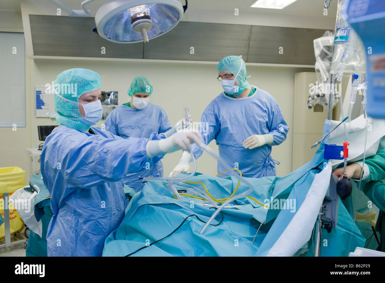 Neurochirurgo durante un intervento chirurgico per rimuovere una benigna tumore al cervello, Reykjavik, Islanda Foto Stock