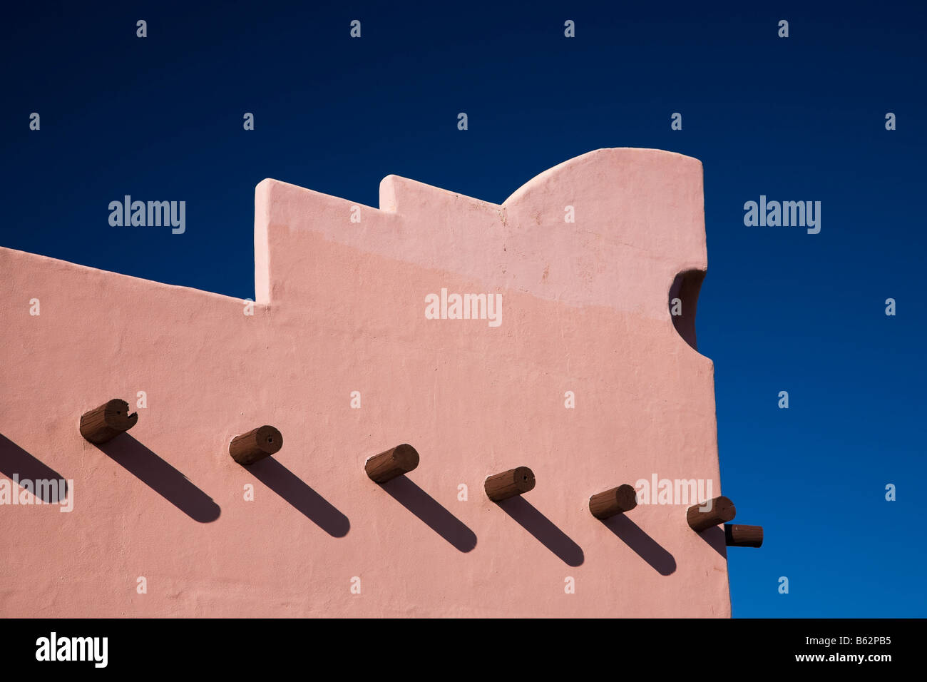 Adobe edificio di stile, Santa Fe nel Nuovo Messico, USA, cielo blu Foto Stock