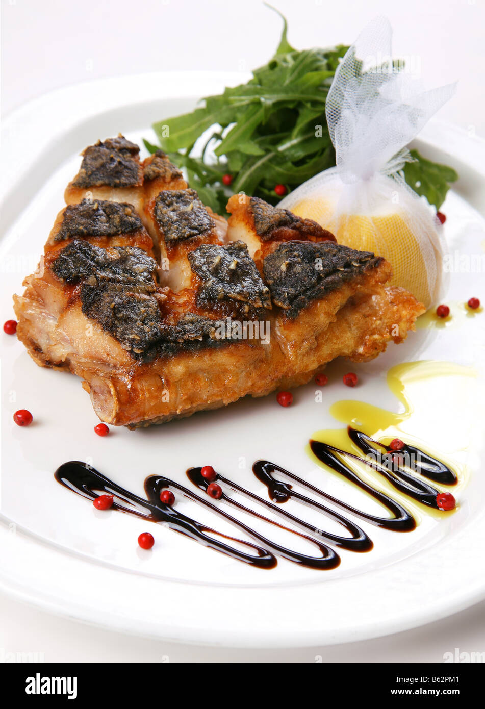 Frittura di pesce piatto slice con il limone Foto Stock