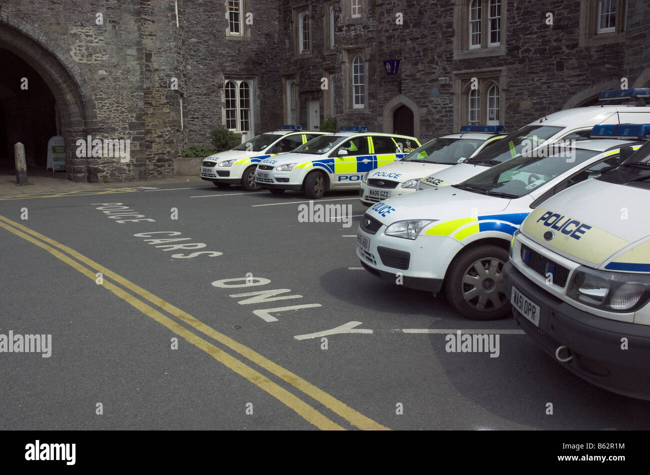 Una fila di auto della polizia parcheggiata in Tavistock in Devon Foto Stock