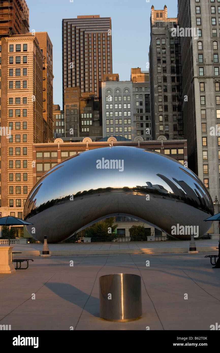 Scultura di fagioli in una piazza cittadina, il fagiolo, Cloud Gate, il Millennium Park di Chicago, Illinois, Stati Uniti d'America Foto Stock