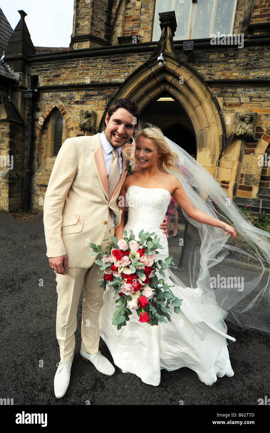 Coppia di novelli sposi al di fuori di una chiesa West Yorkshire Modello rilasciato Foto Stock